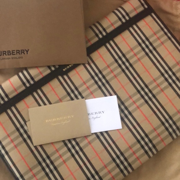❌SOLD❌BRAND NEW Burberry Beige and Black Clutch - Picture 2 of 8